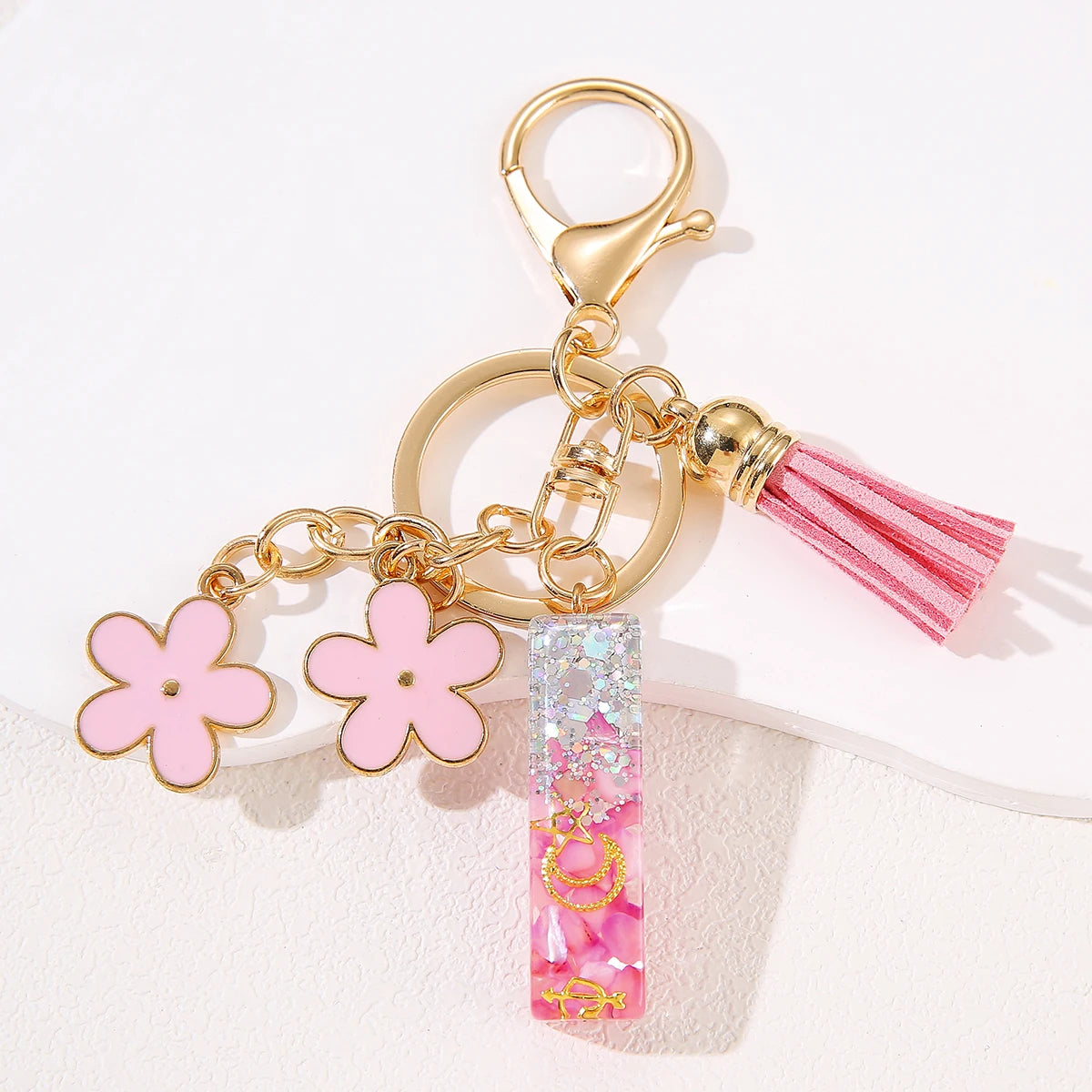 Pink flower initial keychain Drop glue resin 26 English letter keychain A E K L M S Pendant women's handbag Accessory Gift