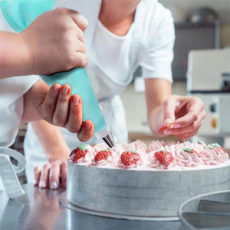 Ensemble de poches à douille et d'embouts en silicone Kit de décoration de gâteau DIY avec buse en acier inoxydable Outil de cuisson de pâtisserie en silicone réutilisable